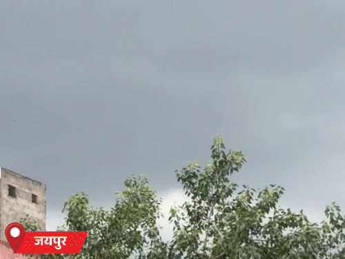 जयपुर में गुरुवार को तेज धूप के कारण गर्मी और उमस रही। दोपहर बाद हल्के बादल भी छाए।