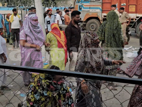 हिसार में तीन दिन पहले सातरोड़ में पुलिसकर्मचारियों पर कचरा फेंकते नगर निगम कर्मचारी। इसे लेकर खूब बवाल हुआ था।