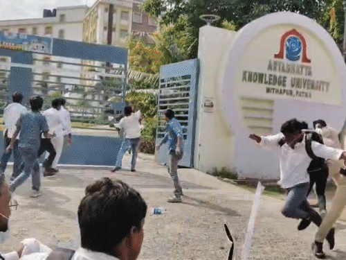 छात्र बोले- हमसे कहा, कॉपी भरके आ जाओ, सेंटर मैनेज है, पास कर देंगे, ₹10,500 लिए|पटना,Patna - Dainik Bhaskar