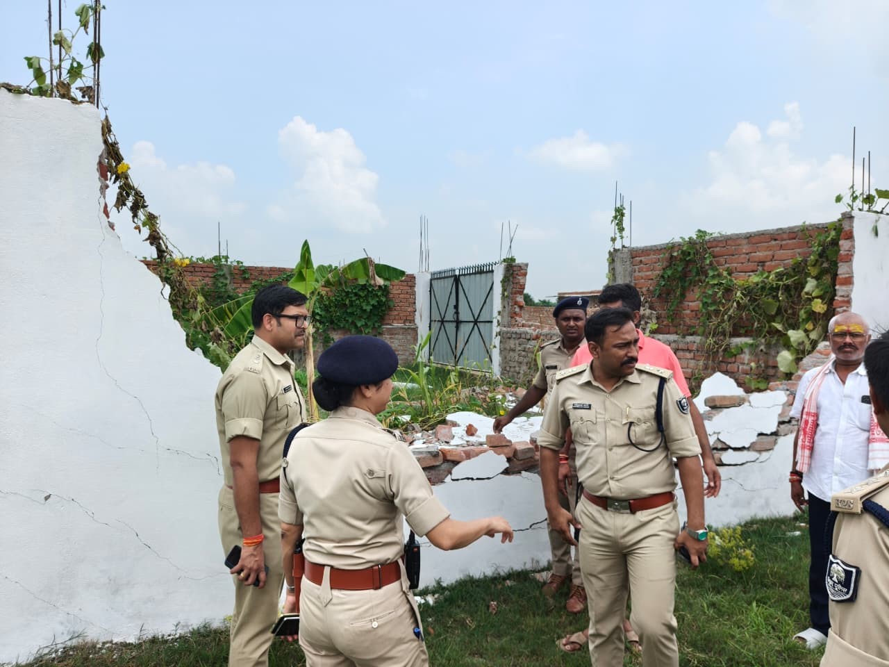 कार्रवाई के दौरान एसएसपी कांतेश मिश्रा और पुलिस की टीम।