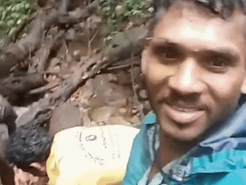 एक युवक ने वीडियो बनाकर सोशल मीडिया पर पोस्ट किया था।