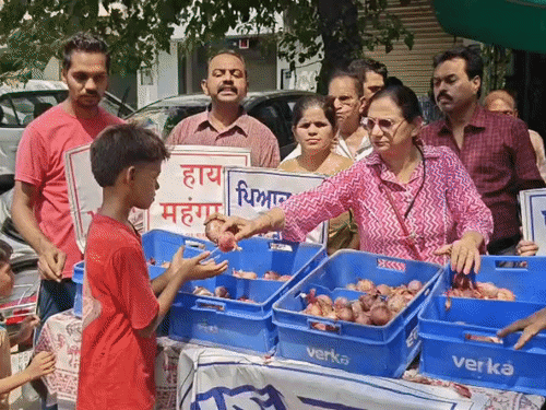 जालंधर सेंट्रल से कांग्रेस विधायक महंगाई के खिलाफ प्याज का लंगर लगाते हुए। - Dainik Bhaskar