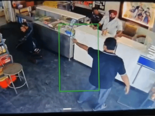 हमले के बाद जमीन पर पड़ी महिला और पास में खड़ा जेठ गालियां निकालता हुआ।