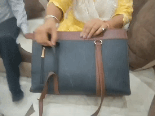हमले में महिला का बैग फट गया।