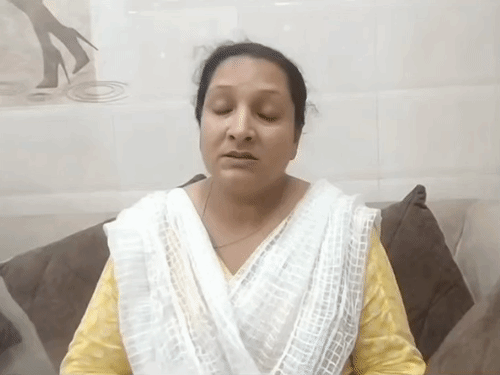 मामले की जानकारी देती हुई पीड़िता प्रियंका।