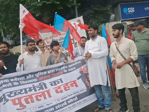 बुधवार को छात्रों ने पटना के इनकम टैक्स चौराहे पर ‘काला दिवस’ के तहत मुख्यमंत्री का पुतला दहन किया।
