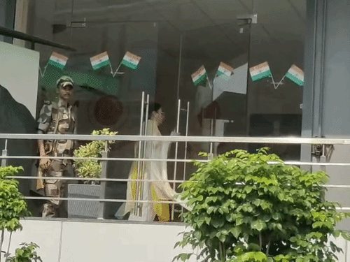 कंवलप्रीत बराड़ ईडी कार्यालय पहुंचीं और किसी से बात किए बिना सीधे अंदर चली गईं।