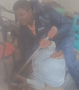 हमला करने के बाद युवक ने रॉड अड़ाकर पटवारी को रोके रखा।