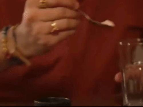Tej Pratap makes Sattu sherbet with his own hands and makes Mallika taste it.