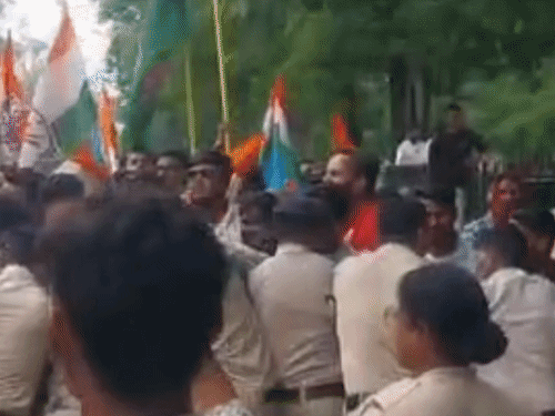 बैरिकेड तोड़ने की कोशिश पर पुलिस ने रोका