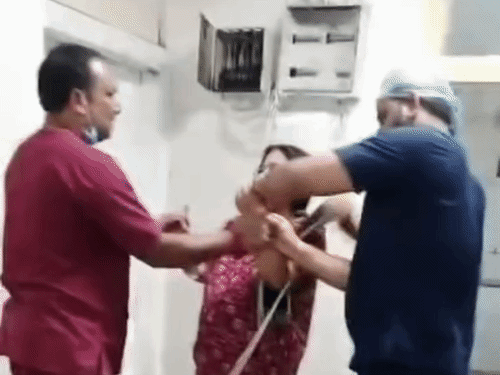 महिला लगातार चिल्लाती रही, मुझे बचा लो ये लोग मुझे मार डालेंगे।