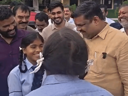 प्रदर्शन खत्म होने के दो दिन बाद स्कूल पहुंचे मंत्री ने छात्र-छात्राओं से की मुलाकात।