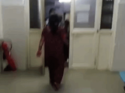 महिला रोते हुए वार्ड से निकलकर परिजन के पास जा रही।