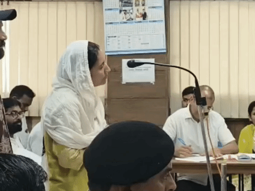 संत नगर निवासी बरखा रानी बैंक संबंधित शिकायत रखती हुई।
