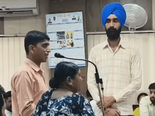जम्मू कॉलोनी निवासी बिमला रानी अपने बेटे के साथ शिकायत रखती हुई।