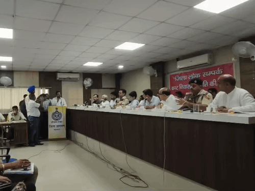 बैठक के दौरान सुनवाई करते हुए डीसी प्रीति, एसपी कमलदीप गोयल व अन्य अधिकारी।