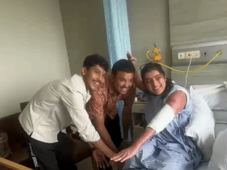 अस्पताल में अपने भाइयों के साथ जिनी।