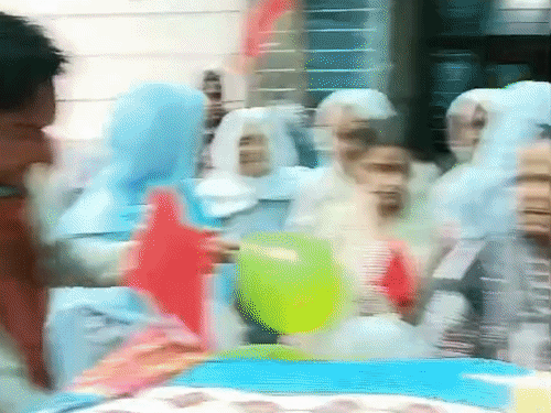 बुजुर्ग की अंतिम विदाई में पहुंची महिलाएं।