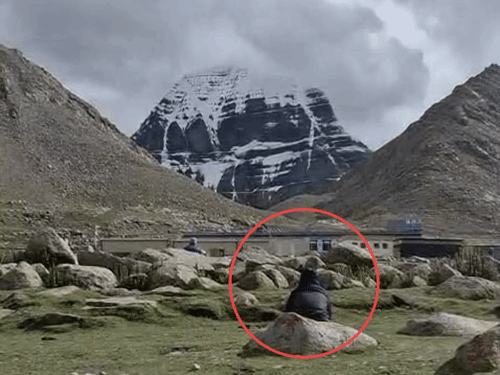 डॉक्टर प्रियंका चौधरी का एक यह वीडियो सामने आया है, जिसमें वे कैलाश मानसरोवर पर्वत के सामने चट्टान पर बैठी नजर आ रही हैं।