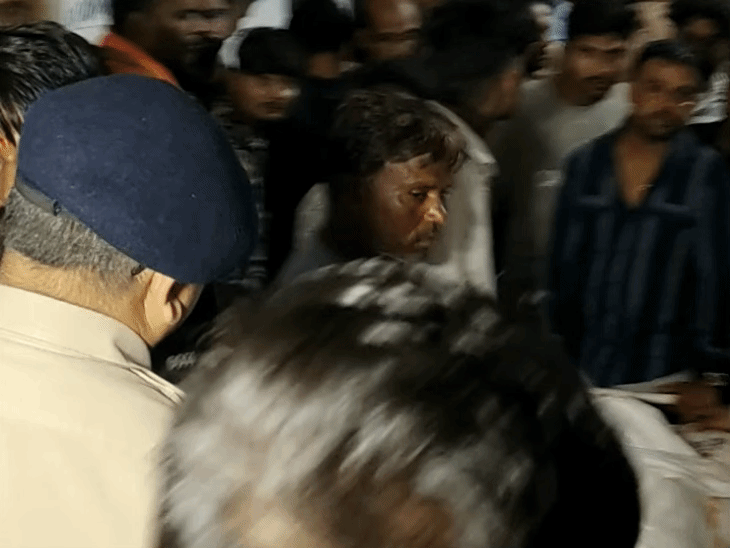 वारदात के बाद अस्पताल में पुलिस, परिजन व मृतक के साथियों की भीड़ जमा हो गई।
