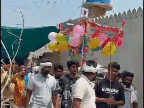 गुब्बारों के साथ बुजुर्ग महिला की अर्थी को सजाया गया।