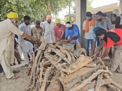 जोबनप्रीत सिंह और उसकी बहन जसप्रीत कौर की एक साथ अंमित संस्कार किया गया।