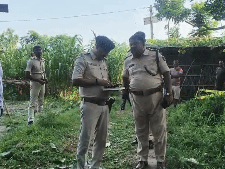 वारदात के बाद घटनास्थल पर जानकारी जुटाती पुलिस।