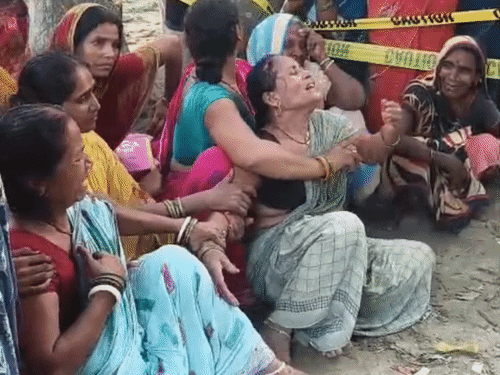 रणधीर कुमार यादव की हत्या के बाद रोते-बिलखते परिजन।