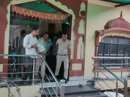 पुलिस ने आरोपी होटल मालिक बंकेश सेन को गिरफ्तार कर लिया।