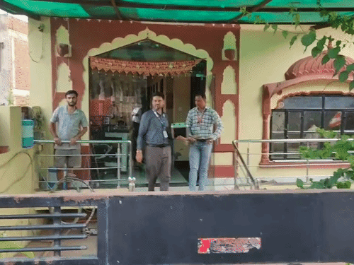 नोटों की काउंटिंग के लिए बैंककर्मियों को बुलाया गया था।
