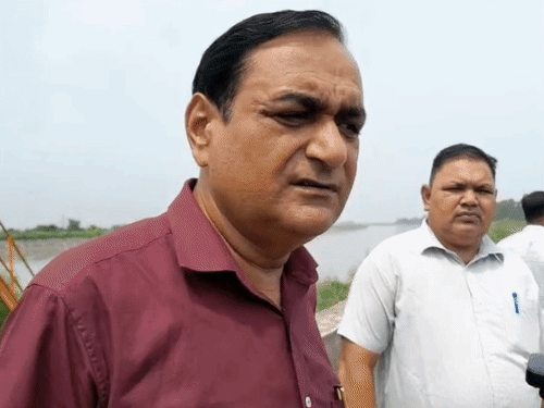 मौके पर पहुंची एसआईटी टीम जानकारी देते हुए।