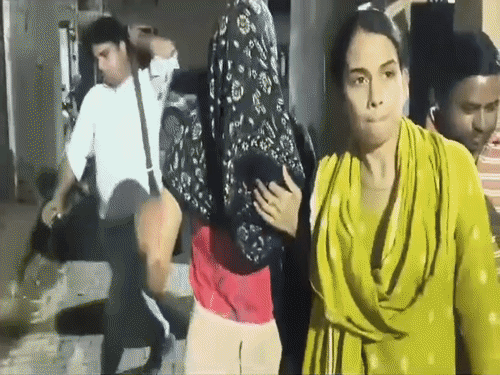 आरोपी महिला ग्राम सचिव किरण को करनाल ले जाती ACB की टीम। - Dainik Bhaskar