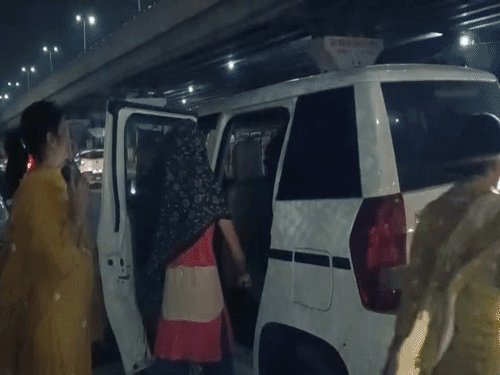 आरोपी महिला ग्राम सचिव किरण को करनाल ले जाती ACB की टीम।