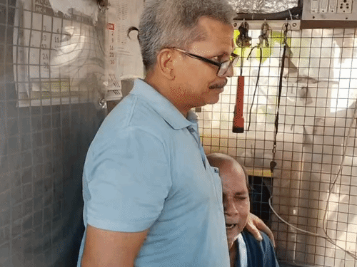 पत्नी की मौत के बाद विलाप करता पति।