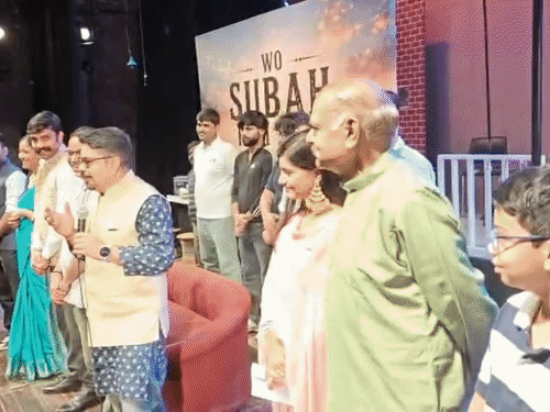 नाटक के मंचन पर बात करते लेखक दिनेश गौतम।