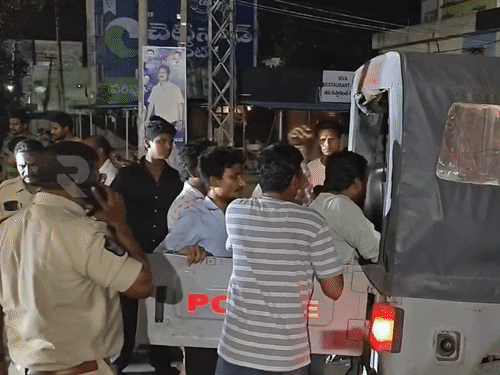 बस और ऑटो की टक्कर के बाद आसपास के लोग घायलों को पुलिस की गाड़ी से अस्पताल ले गए।