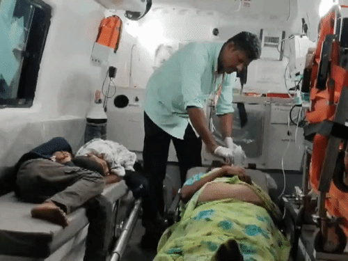 हादसे के बाद एंबुलेंस में डॉक्टर घायलों का इलाज कर रहे हैं।