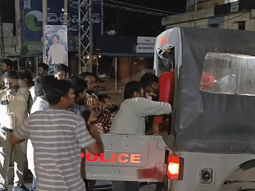 बस और ऑटो की टक्कर के बाद आसपास के लोग घायलों को पुलिस की गाड़ी से अस्पताल ले गए।