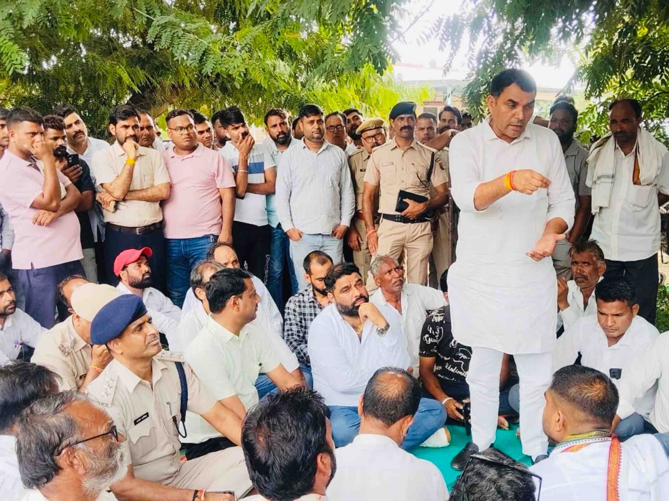 घटना की सूचना पर पहुंचे खंडेला विधायक ने ग्रामीणों से समझाइश की।