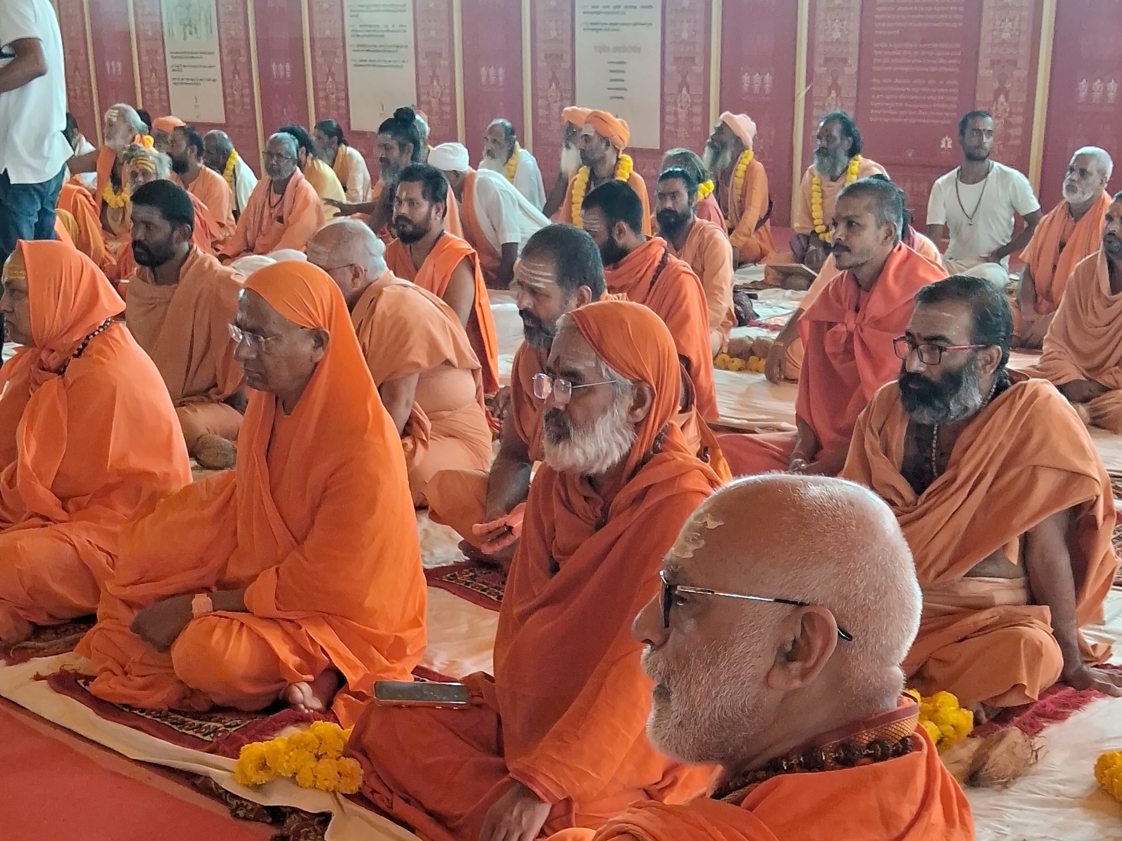 एकात्म धाम में संत-महात्माओं और धर्माचार्यों के साथ भी मौजूद रहे।