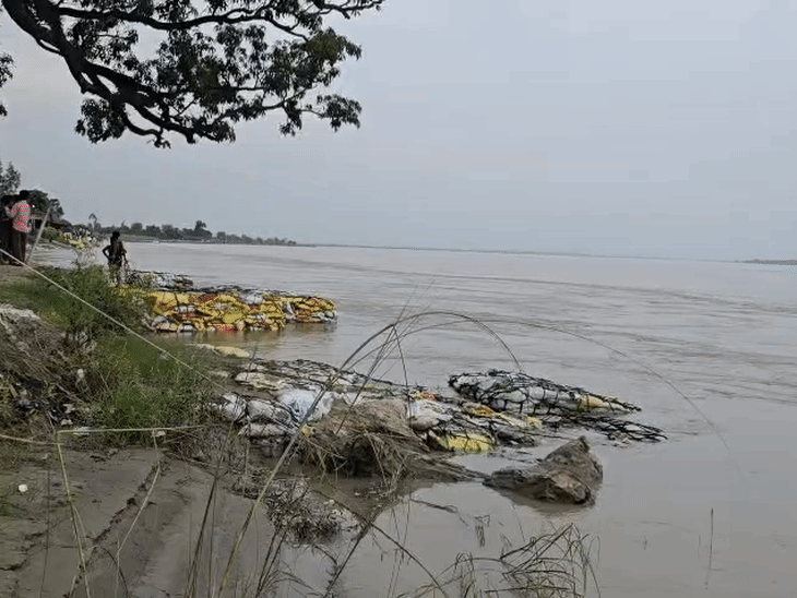 प्रशासन गांव किनारे बालू भरी बोरियों को लगाकर कटान रोकने की जद्दोजहद कर रहा है।