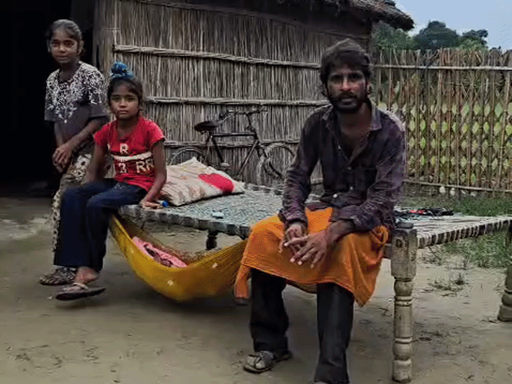 तस्वीर में दिख रहे ये सभी लोग बाढ़ पीड़ित हैं, जिनका दो साल पहले मोहाना नदी के कटान में घर कट गया था।