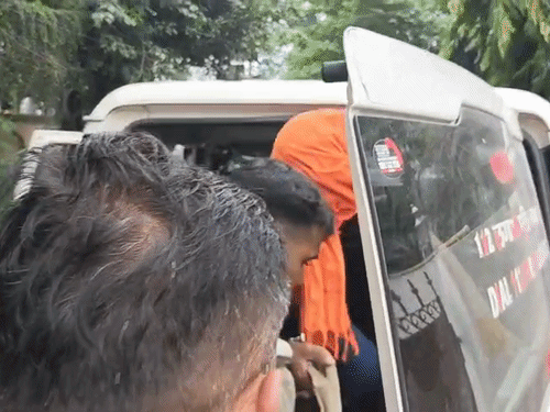 वारदात के बाद पुलिस ने आरोपी को पकड़ लिया हालांकि, पुलिस उसे वापस घर लेकर आई है।