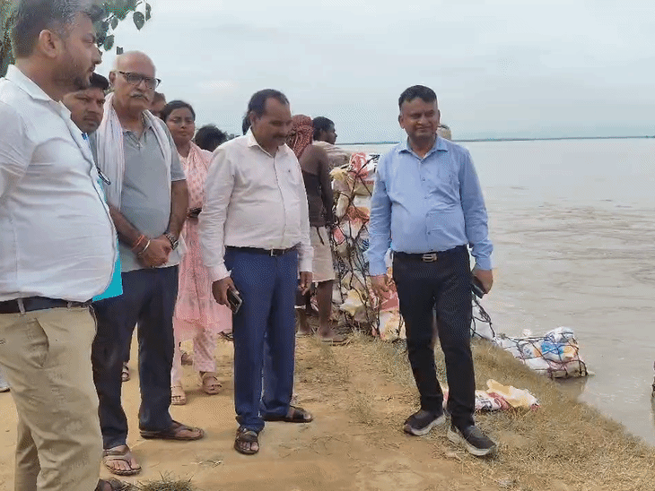 26 अगस्त को नेपाल में आए बाढ़ से निघासन एसडीएम और सिचाई विभाग के अधिकारियों ने बाढ़ प्रभावित गांवों का दौरा किया।
