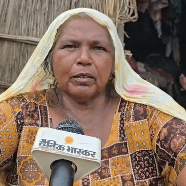 बाढ़ पीड़ित हिंदू कौर ने कहा- हम जहां रहते हैं, यहां से भी हमें भगाया जा रहा है। हमारी भी मदद होनी चाहिए।