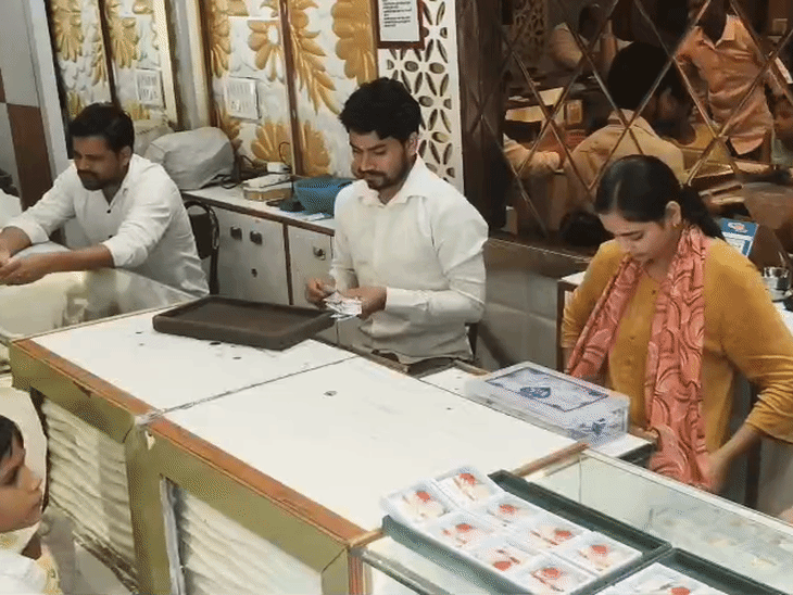 ज्लेलर्स की दुकान पर महंगी राखियां खरीदने पहुंची बहनें।
