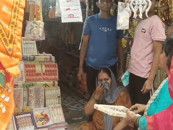 बाजार की गलियों में भी दुकानें राखियों से सजीं।