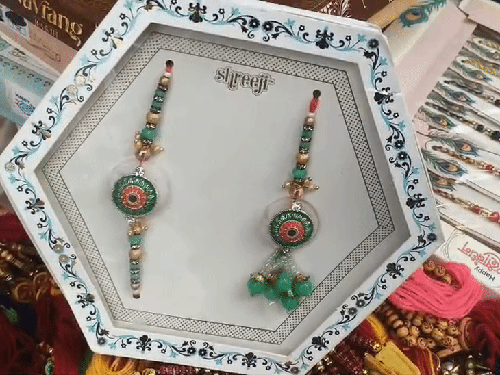 भैया-भाभी राखी को बहनें अपनी भाइयों के लिए बाजार में खरीद रहीं।