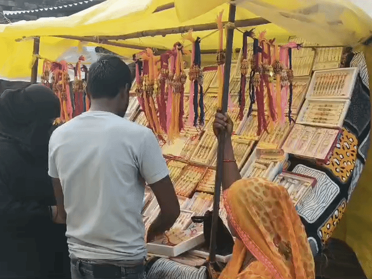 मुस्लिम समाज की बहनें भी बाजार में भाइयों के लिए राखी खरीदने पहुंचीं।