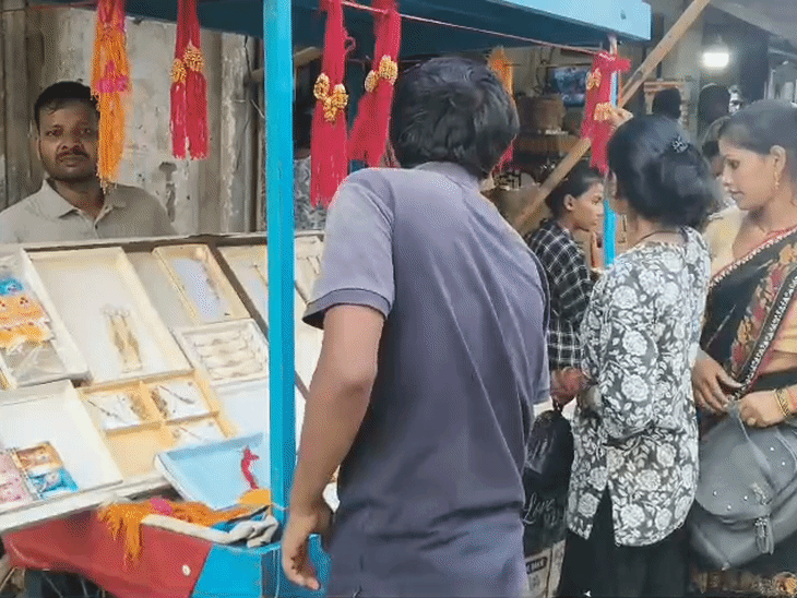ठेले पर भी दुकान लगाकर राखी बेची जा रही।